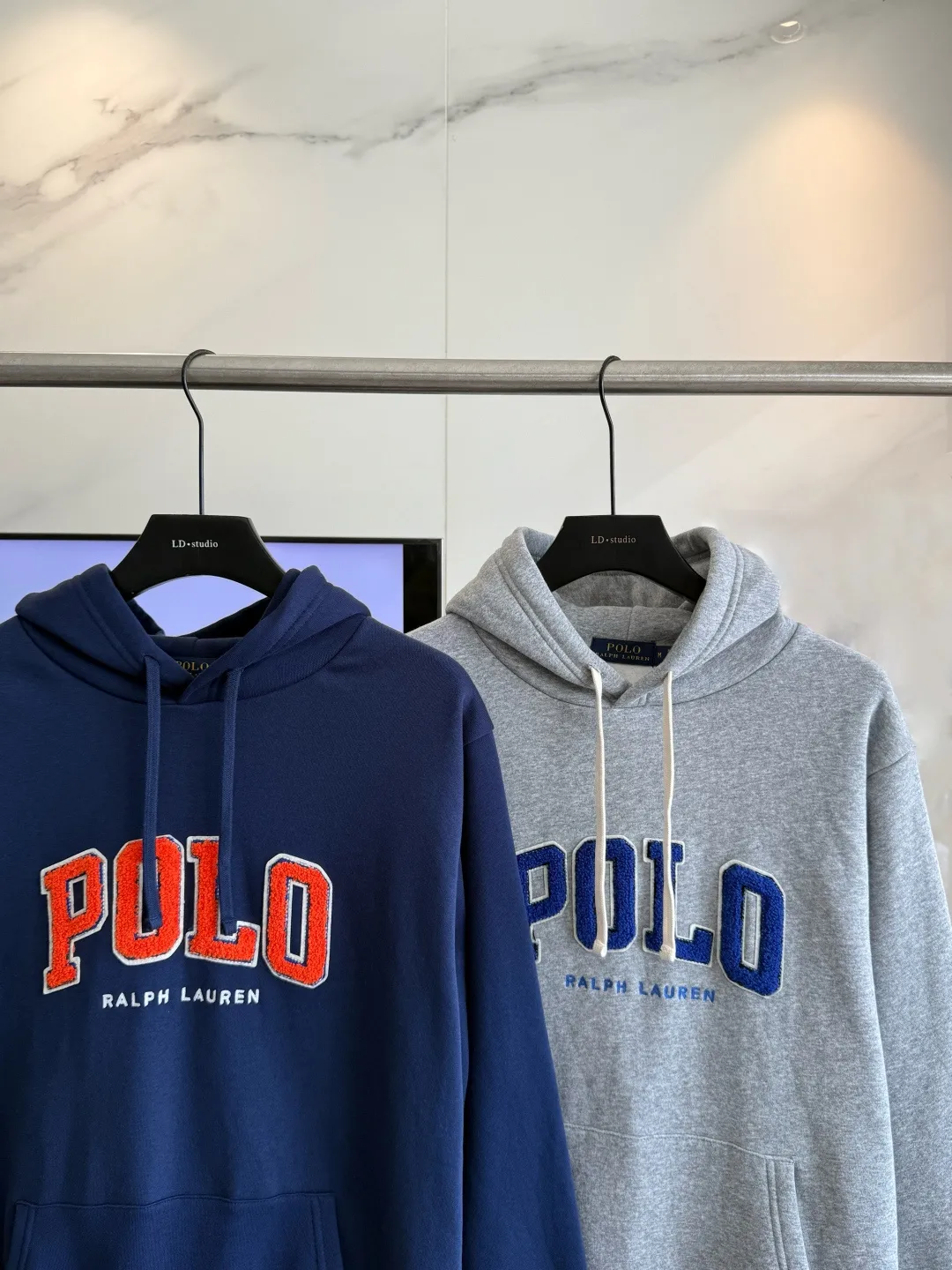 P250 𝗥𝗮𝗹𝗽𝗵 𝗟𝗮𝘂𝗿𝗲𝗻/Ralph Lauren🐎Towel embroidered hooded sweatshirt 380g Expo velvet hooded sweatshirt High-end official original one-to-one replica - customized original fabrics, accessories, hang tags, collar labels, and packaging are all made according to the original version to distinguish the cheap and wrong versions on the market This hooded sweatshirt is decorated with the simple style that represents Ralph Lauren and is paired with the classic Polo towel embroidery pattern, which is three-dimensional and full! The solid color fabric paired with exquisite embroidery instantly sets it off! Hooded sports design, loose and casual fit! The overall texture is very strong! Through the pictures, we can feel the thickness and texture of custom-woven and dyed threads. The workmanship is exquisite. They are shipped from major foreign trade factories. They are all made by masters with many years of experience. Everything is of high standards and requirements! Simple and versatile style ~ super delicate and soft, close to the body without being tied, all fabrics and accessories are original custom-made and of high quality! Perfectly reflects the brand’s sense of superiority! Standard cut, comfortable stretch, unrestricted movement! Highly practical, high-end and classy! Versatile style ~ can be paired with jeans or jogging pants. Ideal for transitioning from your morning commute to weekend events!  Color: Gray Blue Size: S-2XL